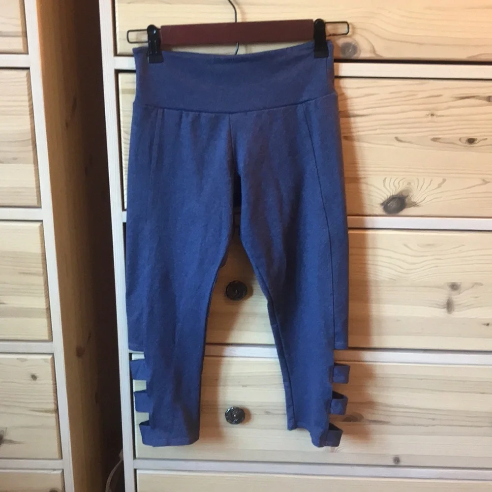 Onzie Slit Capri Leggings in Gray/Blue Color Size Extra Small